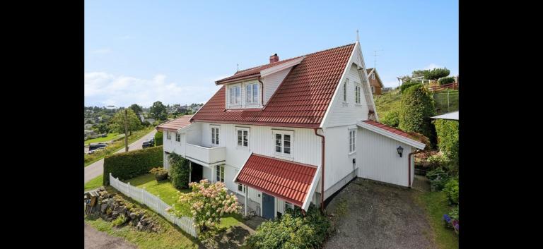 Front og biloppstillingsplass